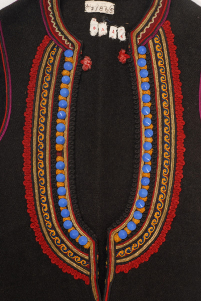 Front opening, detail of the applique decoration