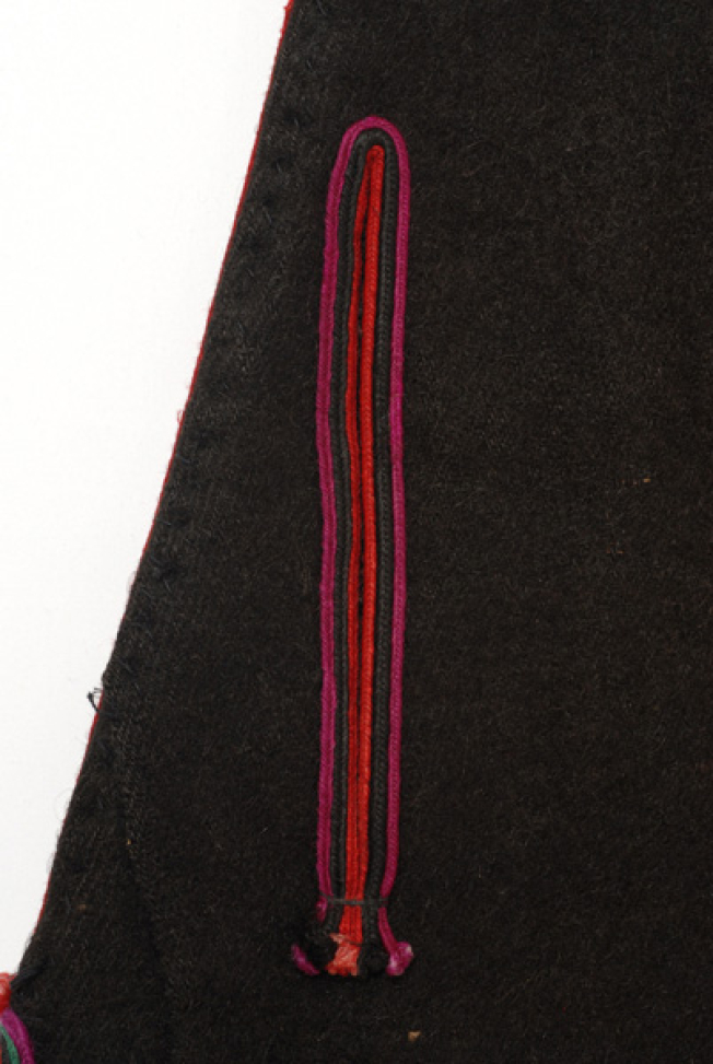 Front right panel, vertical opening (pocket) framed in cordons 
