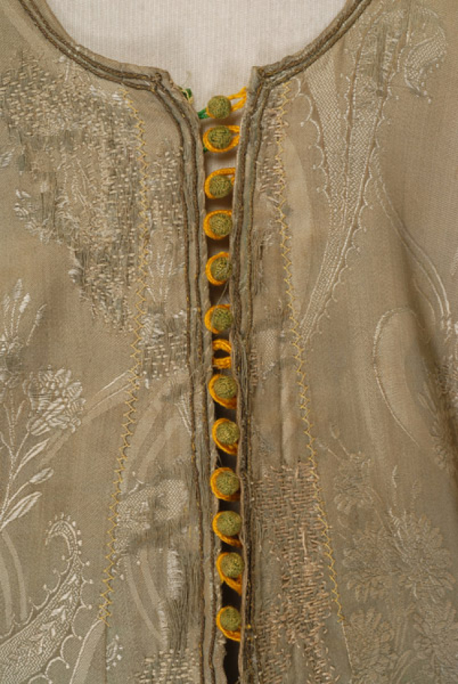 Plastron and kavadi fastening with knitted buttons