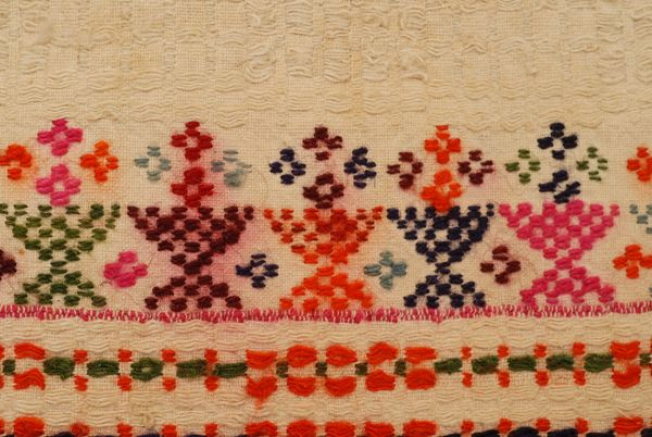 Embroidered band of the apron