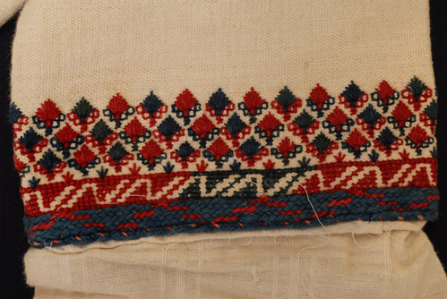 Embroidery of the over sleeve