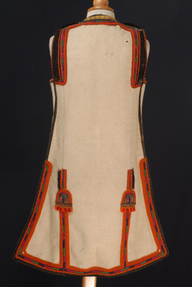White sigouna, sleeveless overcoat made of saddle blanket, back