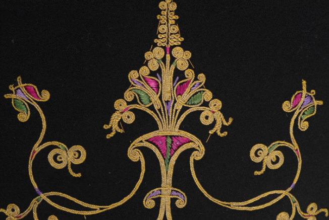 Λεπτομέρεια χρυσοκέντητης διακόσμησης με πολύχρωμα μετάξια