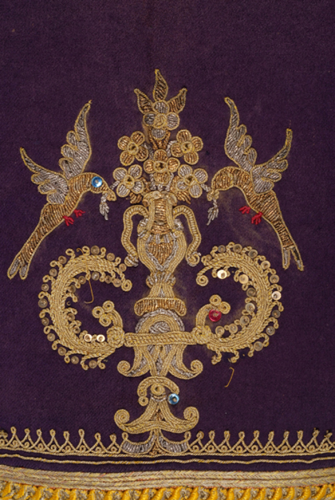 Πλάτη, λεπτομέρεια διακόσμησης με χρυσόνημα, τιρτίρι, πούλιες και μεταξοκλωστή