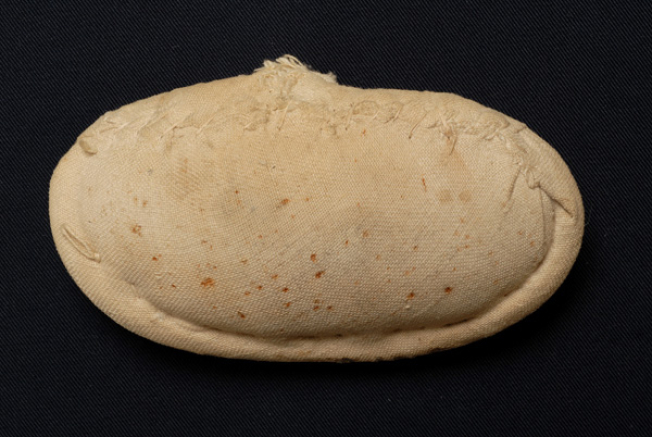 Κατσούλι, μαξιλαράκι που λειτουργεί ως βάση και δίνει το όνομά του στο ρουμλουκιώτικο κεφαλόδεσμο της παντρεμένης