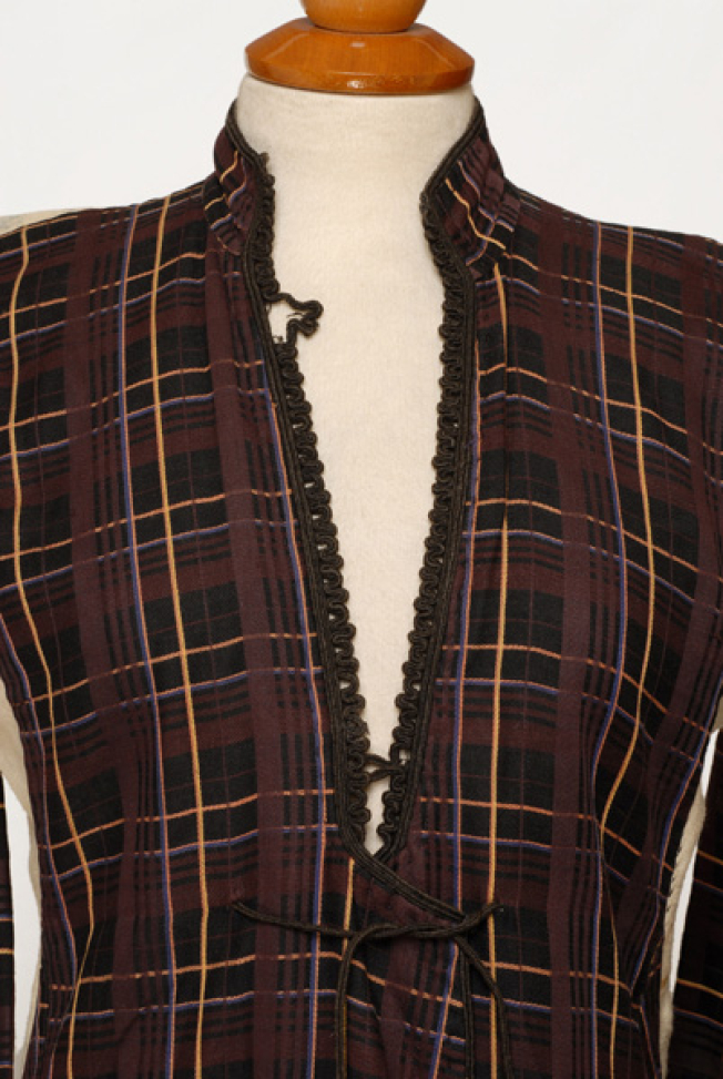 Opening of the plastron and braids tied loosely 