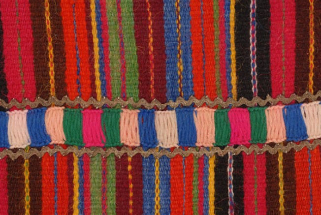 Οριζόντια ραφή, διακόσμηση με ανεβατή βελονιά στα χρώματα που έχουν οι ρίγες και ζικζακωτό ασημένιο σειρήτι 