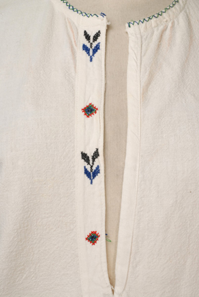 Detail of the embroidered decoration at the chest