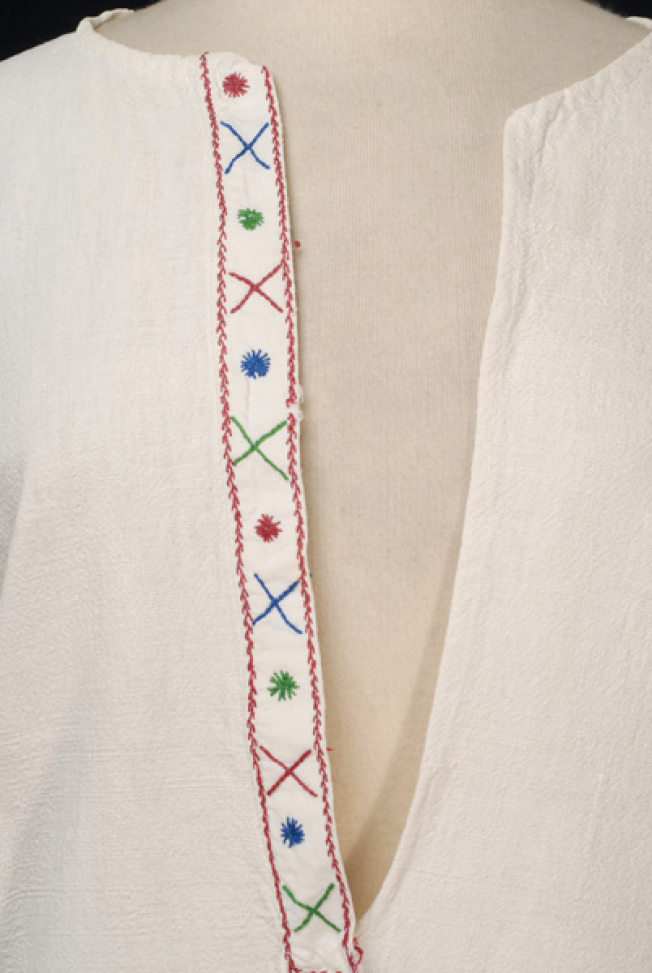 Detail of the embroidered decoration at the chest