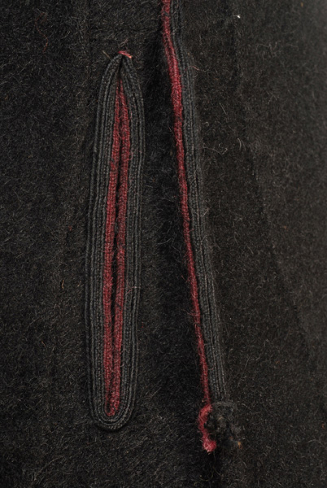 Πλαϊνό φύλλο, κατακόρυφο άνοιγμα στολισμένο με μονόχρωμα γαϊτάνια 