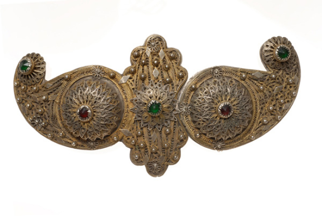 Gilded buckle with wiry multi-leafed rosettes and coloured glass stones 