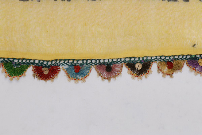 Multicoloured bibila (crocheted lace)