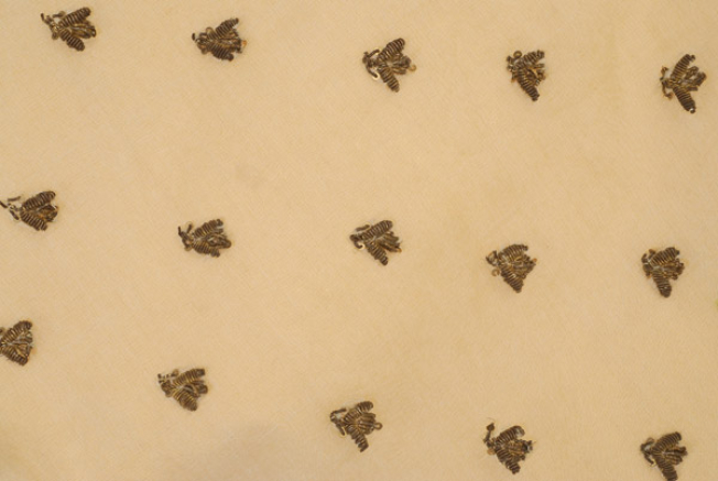 Σχηματοποιημένα ανθάκια (μέλισσες;) στον κάμπο του μαντιλιού