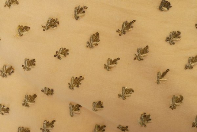 Σχηματοποιημένα ανθάκια ("μέλισσες") στον κάμπο του μαντιλιού