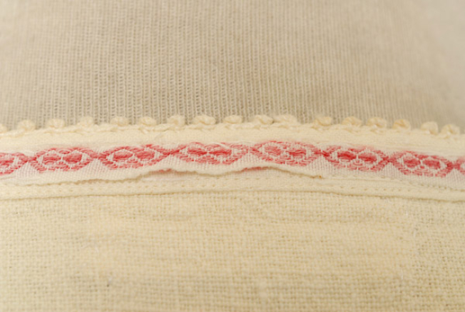 Decoration with fillet and bibila (crocheted lace) at the collar 