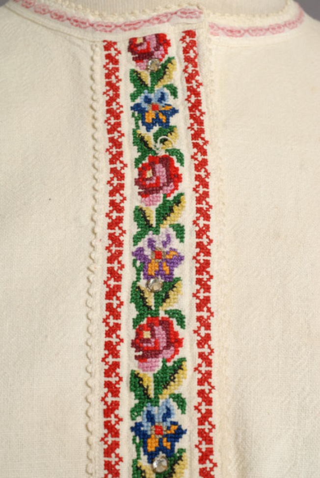 Tra(ch)ilea applique embroidery at the chemise and transparent stones