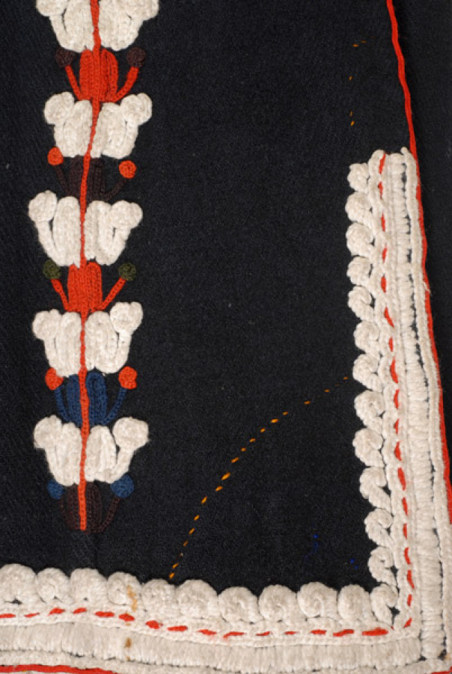 Detail of the decoration at the joint of the front panel and pelki