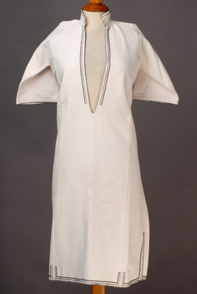 White, handwoven cotton chemise with straight collar decorated with blue and black beads