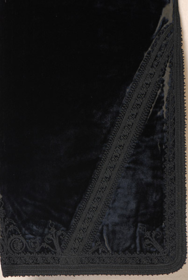 Μανίκι, διακόσμηση με μαύρο κορδονέτο