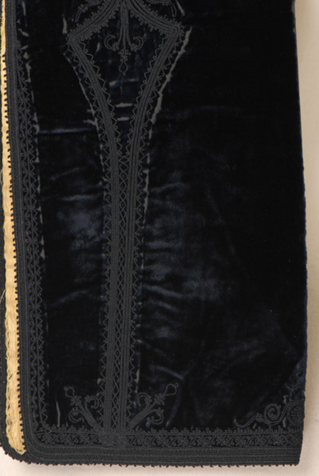 Μανίκι, διακόσμηση με μαύρο κορδονέτο, πίσω όψης (επίμηκες διακοσμητικό μοτίβο)