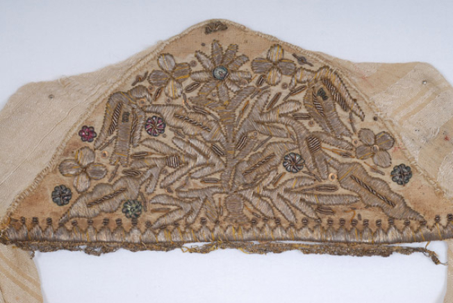 Detail of the gold embroidery with the tselnte technique