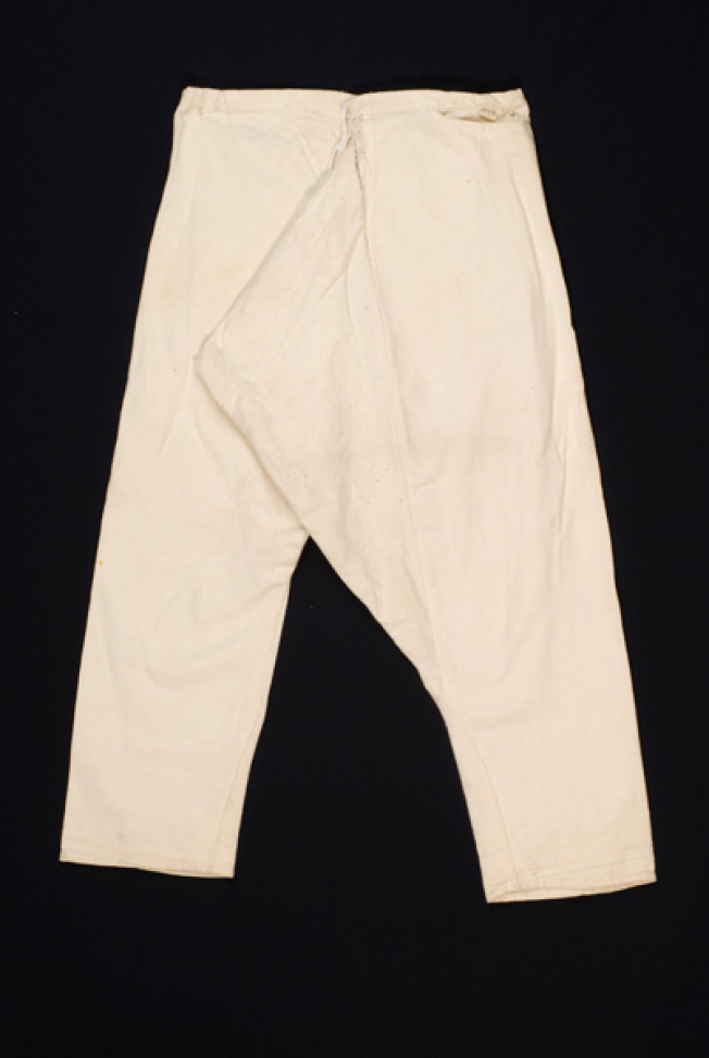 Σουρέλο, στενό παντελόνι από λευκό υφαντό