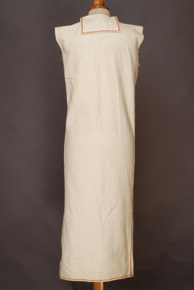 Poukamisa me tis podies, long outer cotton garment, back