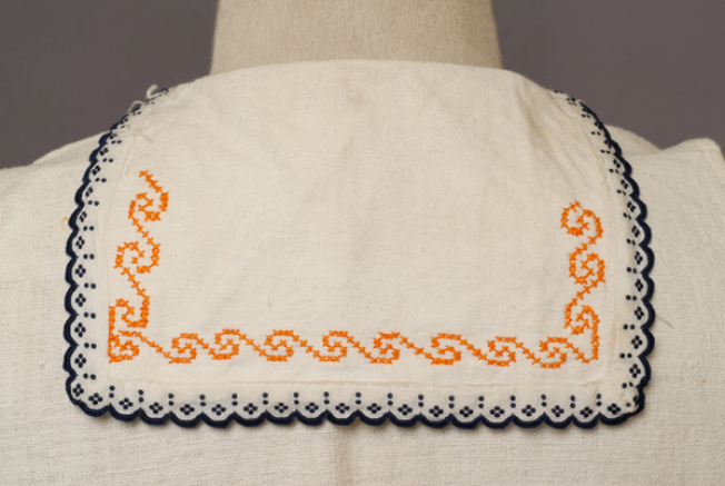 Small collar, trimmed around with the velonies (stitches) and plain coloured silk edging
