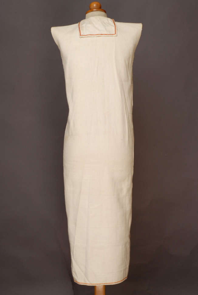 Poukamisa me tis podies, long outer cotton garment, back