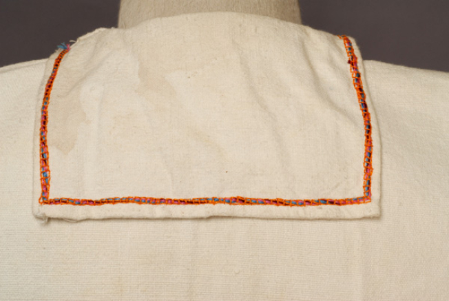 Small collar, trimmed with multicoloured edging