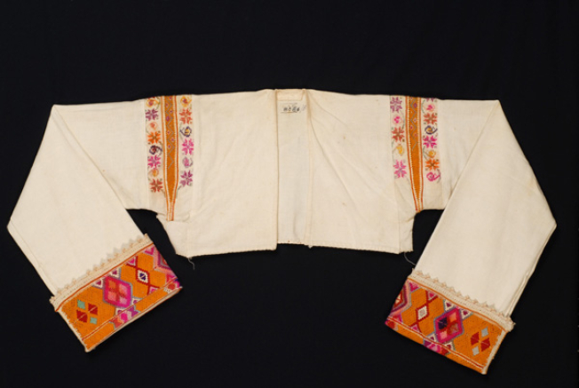 Sleeved bodice made od white cotton fabric of the loom
