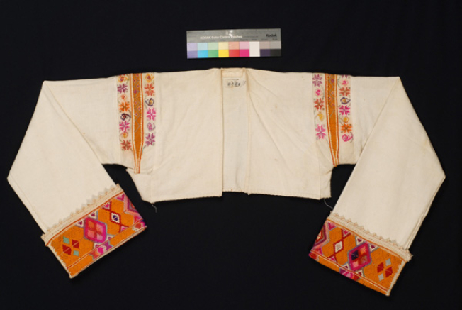 Sleeved bodice made od white cotton fabric of the loom