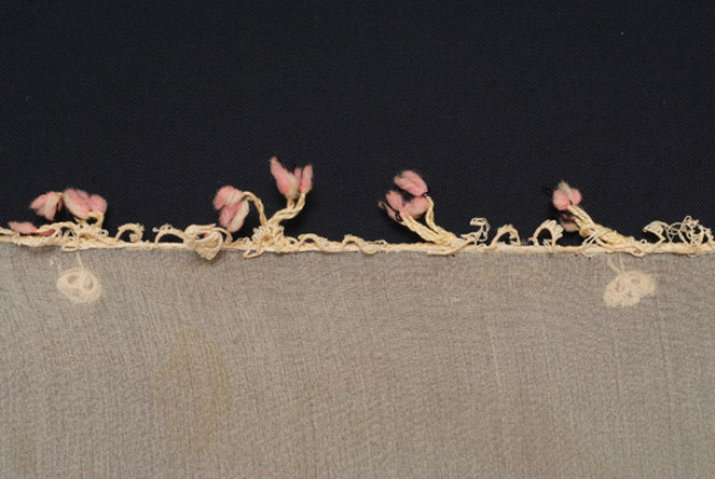 Μπιμπίλα μαντιλιού: ανθάκια με ροζ κέντρο, μπουμπούκια από μαλλί