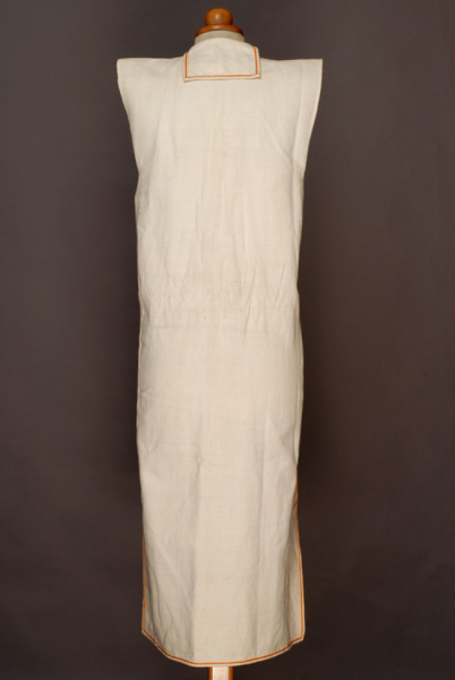 Poukamisa me tis podies, long outer cotton garment, back