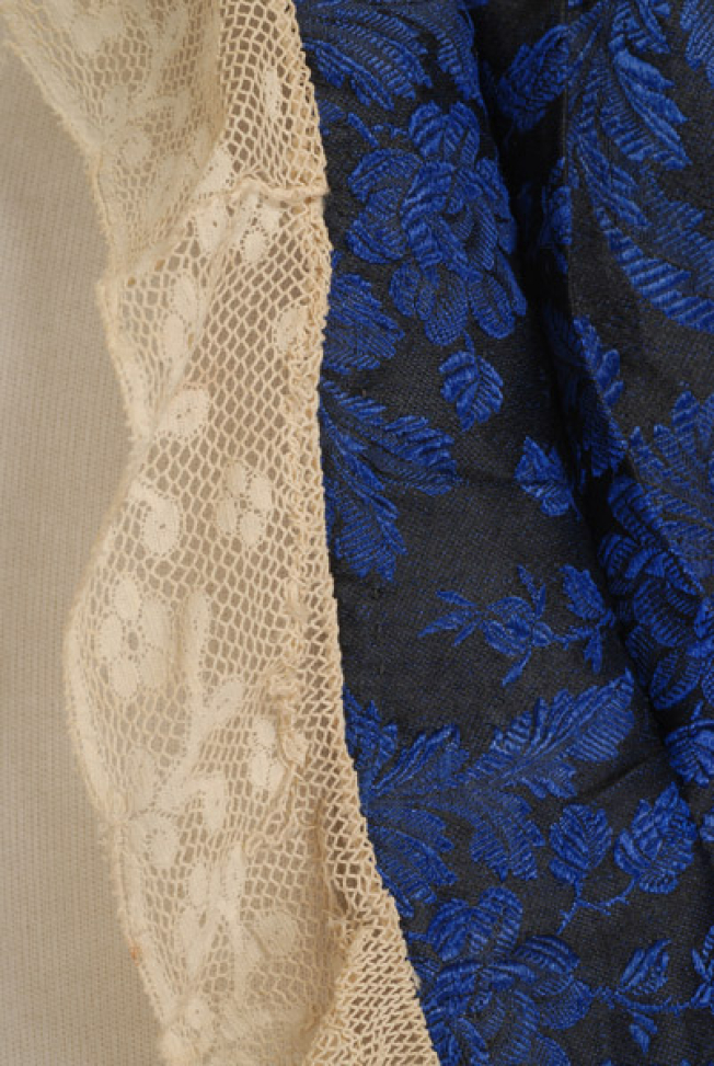 Decoration of the apron: pleat and lace