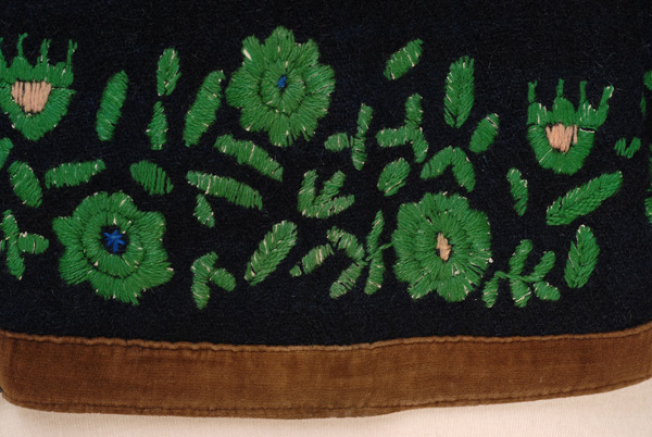 Detail of the embroidered decoration at the border 
