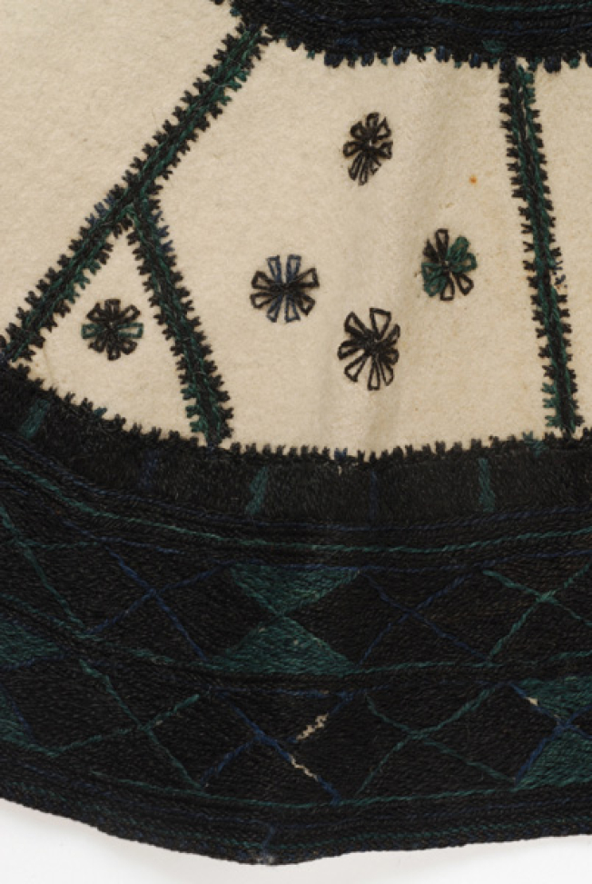 Lagioli with embroidered joints and flowers and an embroidered base belt