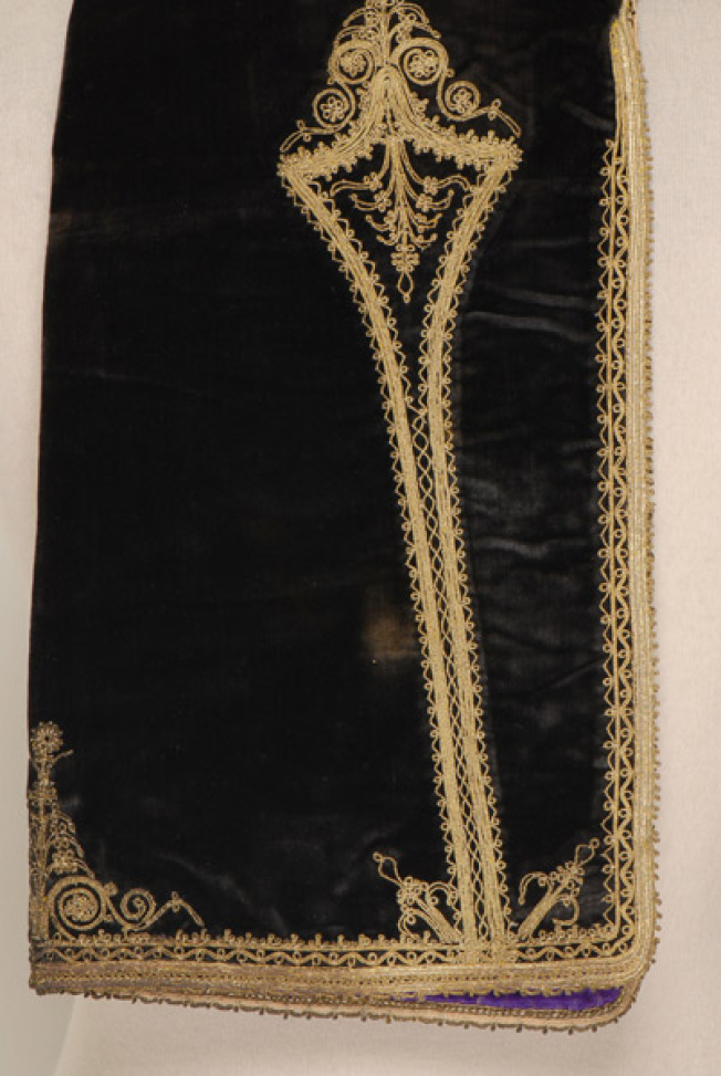 Sleeve, gold embroidered decoration of the back (long decorative motif)