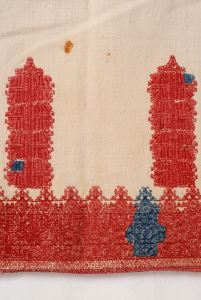 Styloi and circular embroidery of the back