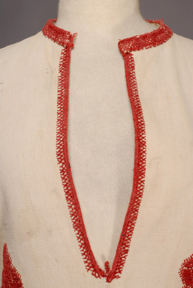Kolonato chemise, embroidery of the neckline and the opening