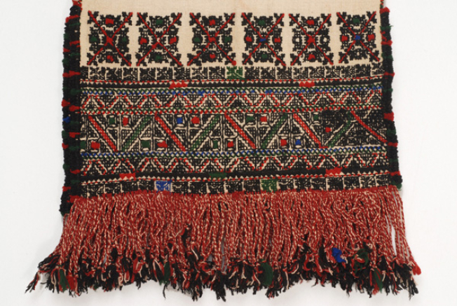 Embroidery of the bolia, one edge