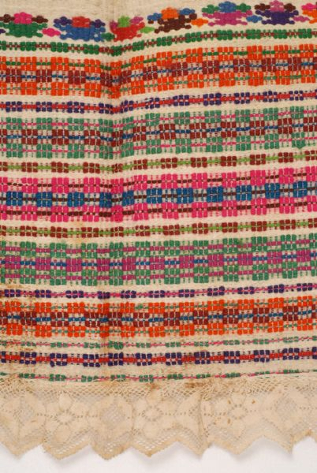 The embroidery of the apron 