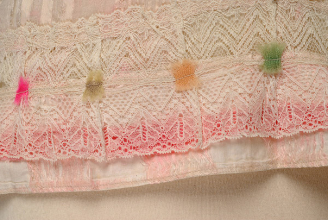 Ποδόγυρος, διακόσμηση με δαντέλα του μέτρου και τμήματα από πολύχρωμες μεταξωτές κορδέλες