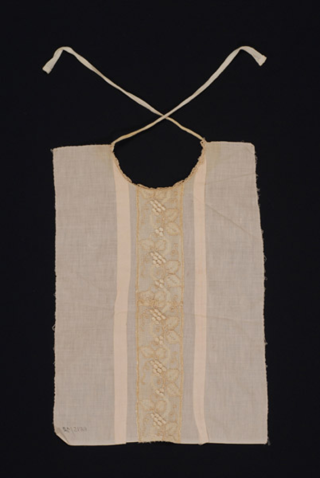 Trachilia (plastron), pectoral piece of fabric with applique decoration. At the neckline, trimming with small needle lacework