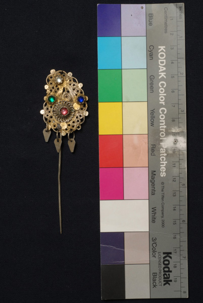 Wiry gilded karfovelona ornamented with multicoloured glass stones
