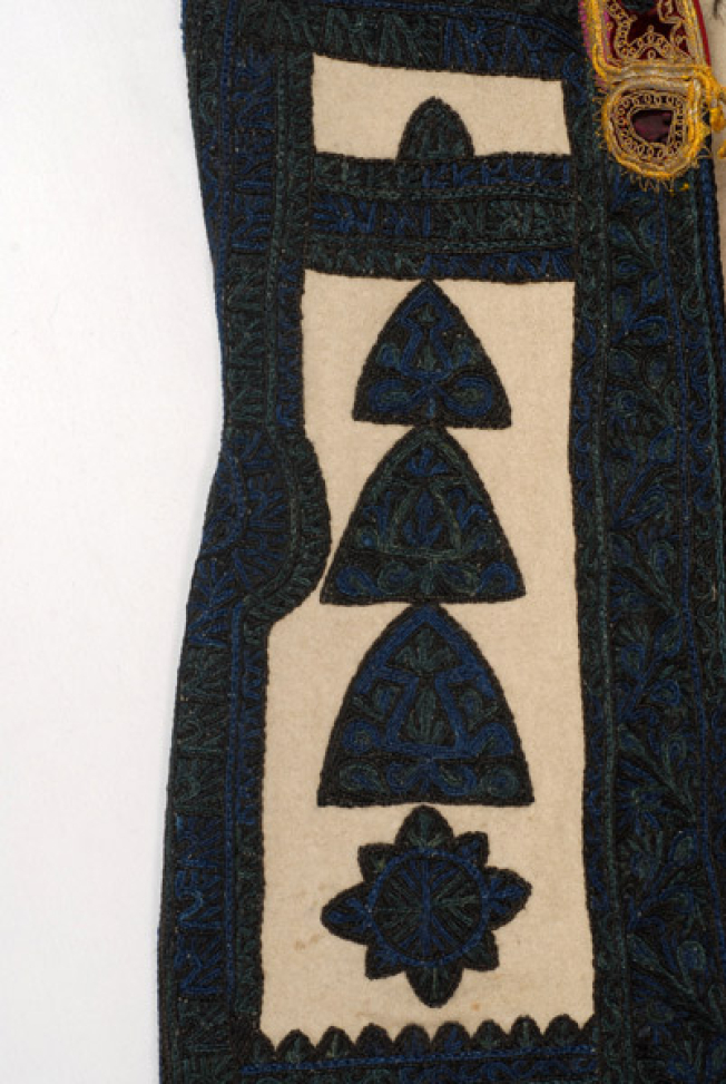 Embroidery of the white front panel