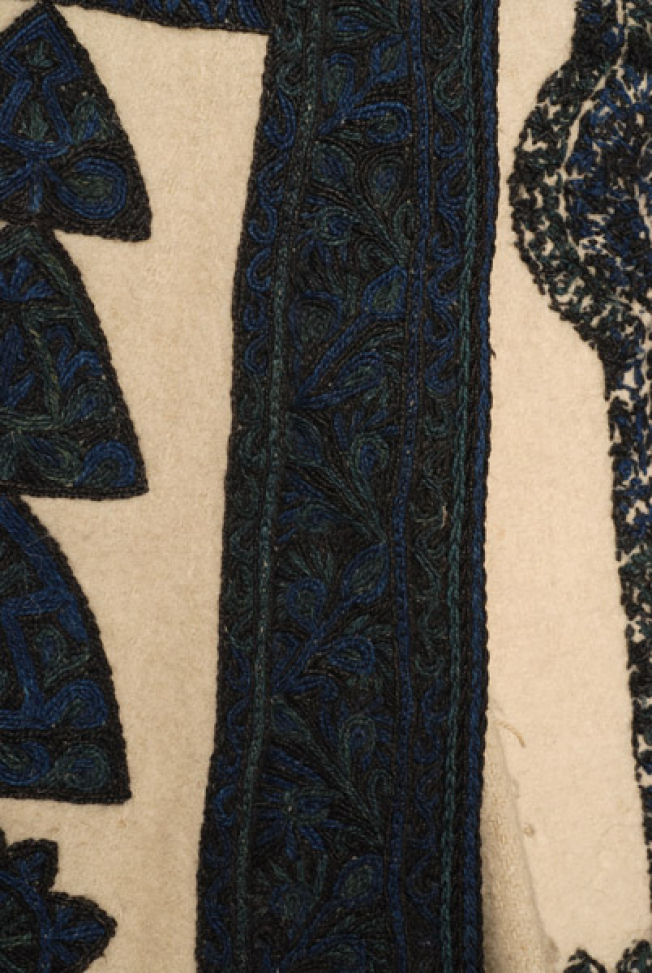 Embroidery of the edging of the opening