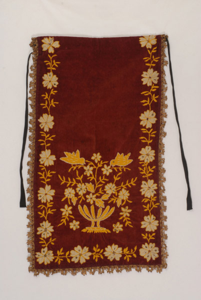 Velvet apron embroidered with woollen threads 