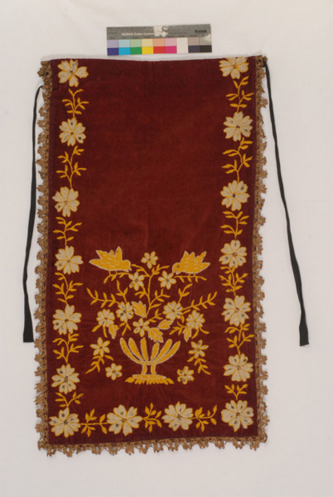 Velvet apron embroidered with woollen threads 