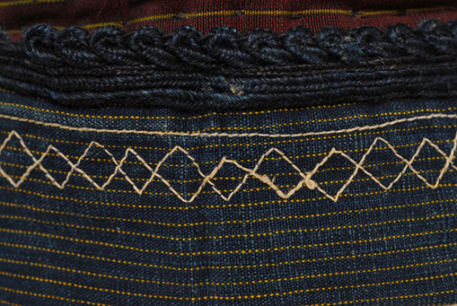 Lining at the edge of the sleeve and decoration with cordon